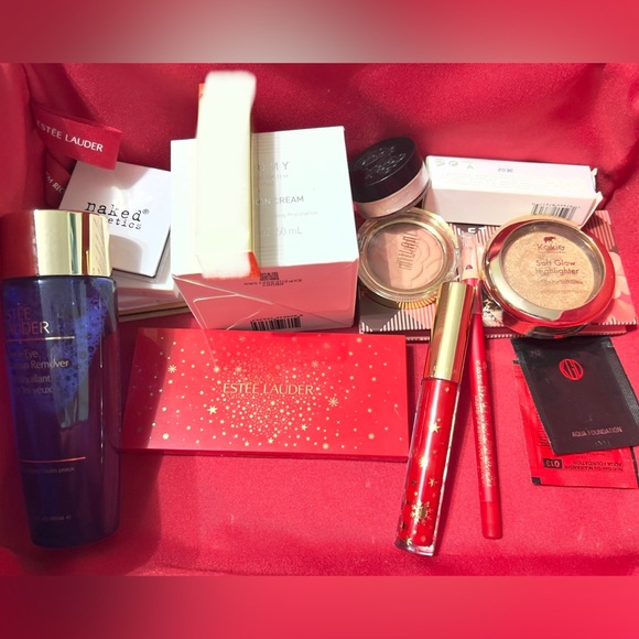Estée Lauder Makeup & Samples Christmas red Travel Bag 2022 - Picture 2 of 16